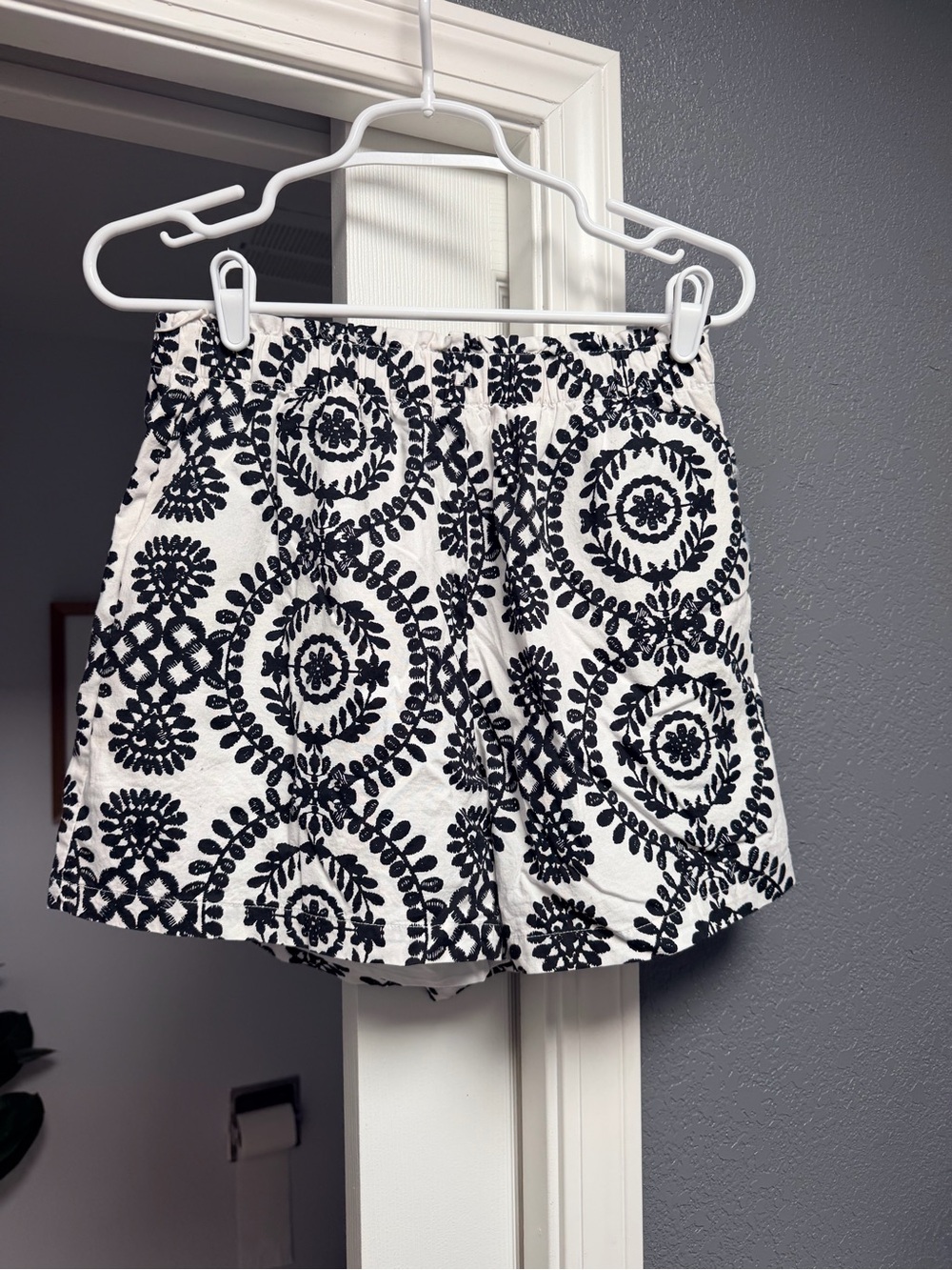 Women’s Black & White Embroidered Pattern Shorts